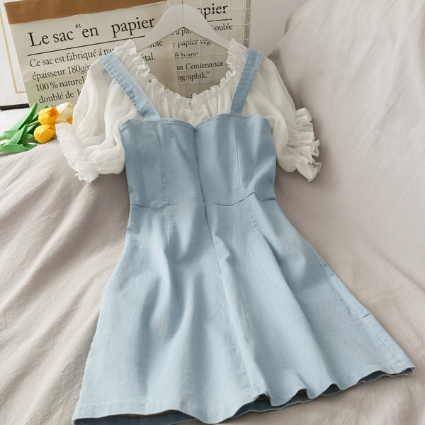 Moderna sieviešu kleita ar ovālu kakla izgriezumu un īsām piedurknēm