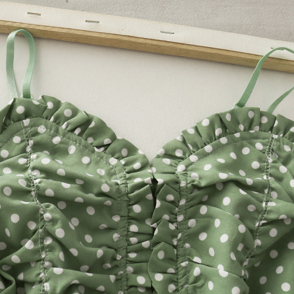 Naiste täpiline topp õhukeste rihmade ja spitsikaelusega