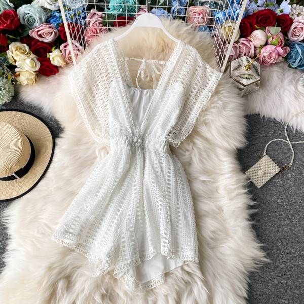 Moodne lühike V-kaeluse ja elastse vöökohaga kombinesoon