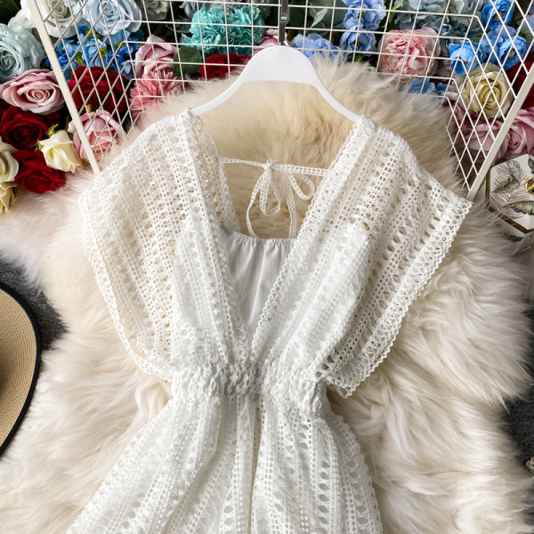 Moodne lühike V-kaeluse ja elastse vöökohaga kombinesoon