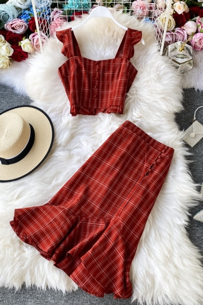 Ruuduline naiste komplekt, mis sisaldab lühikest toppi ja väljalõigatud seelikut