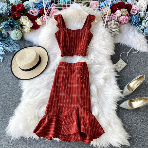 Ruuduline naiste komplekt, mis sisaldab lühikest toppi ja väljalõigatud seelikut