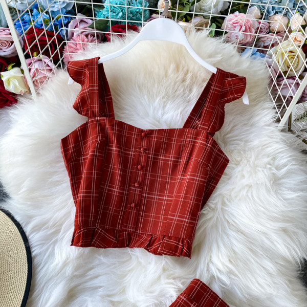 Ruuduline naiste komplekt, mis sisaldab lühikest toppi ja väljalõigatud seelikut