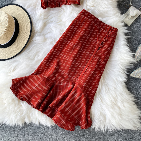 Ruuduline naiste komplekt, mis sisaldab lühikest toppi ja väljalõigatud seelikut