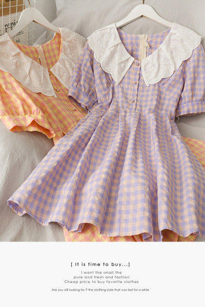 Kockás női ruha rövid ujjal és gombokkal