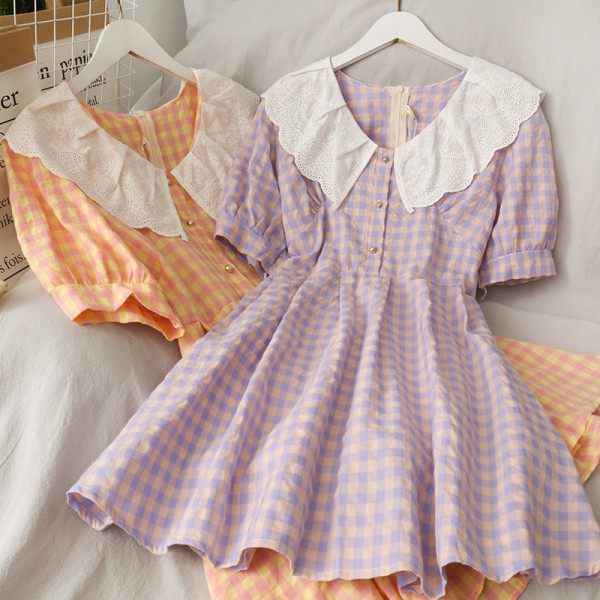 Kockás női ruha rövid ujjal és gombokkal