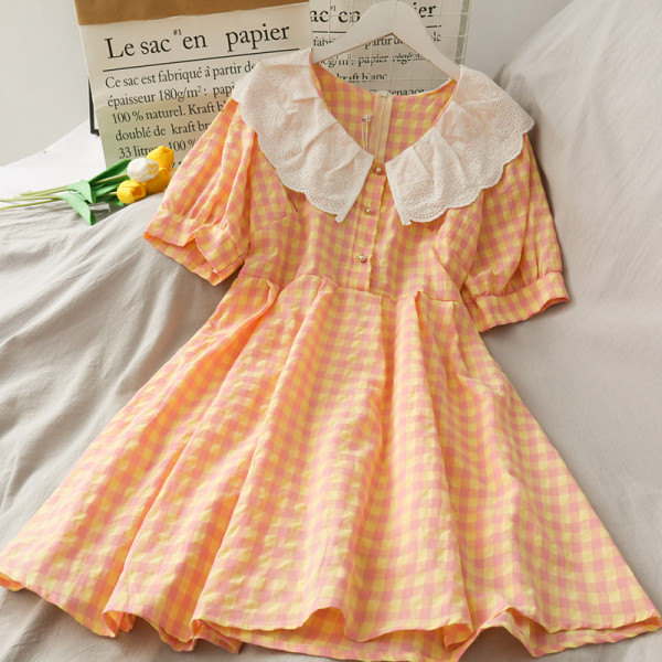 Kockás női ruha rövid ujjal és gombokkal