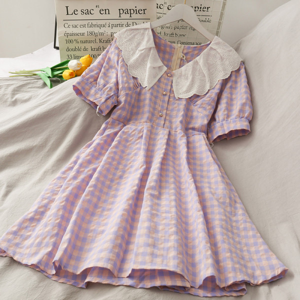 Kockás női ruha rövid ujjal és gombokkal