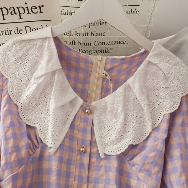 Kockás női ruha rövid ujjal és gombokkal