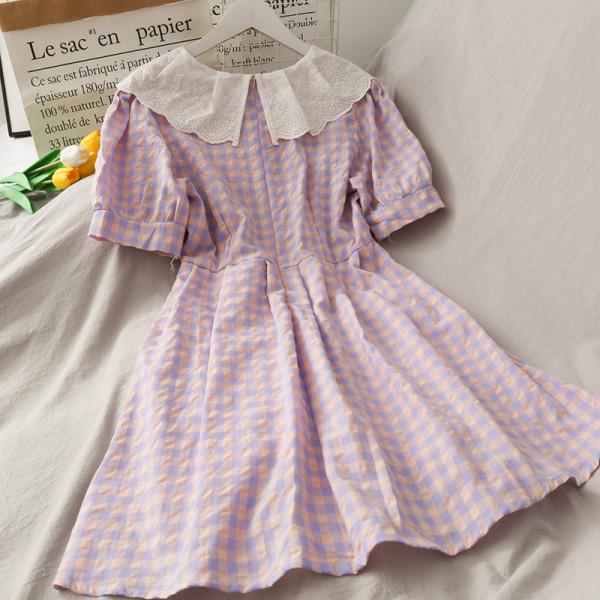 Kockás női ruha rövid ujjal és gombokkal