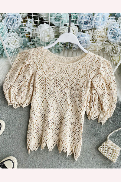 Stiilne pitsiline naiste pluus ovaalse kaelusega ja puhvis varrukatega