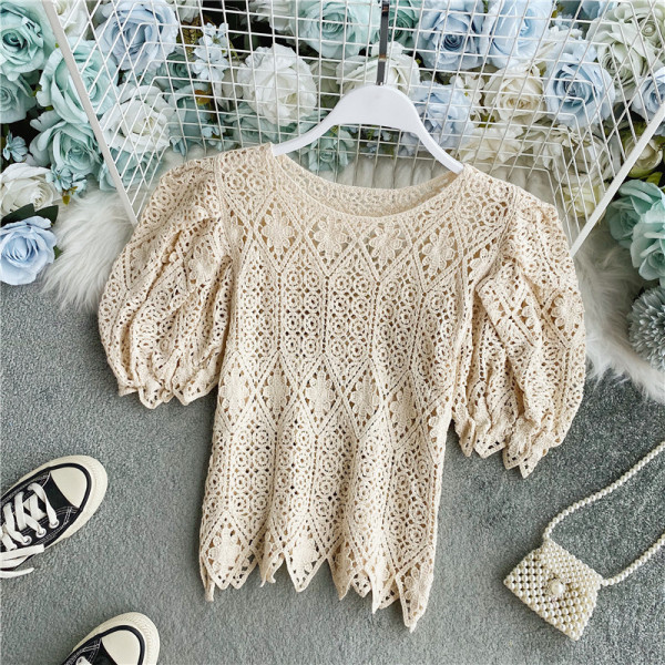 Stiilne pitsiline naiste pluus ovaalse kaelusega ja puhvis varrukatega