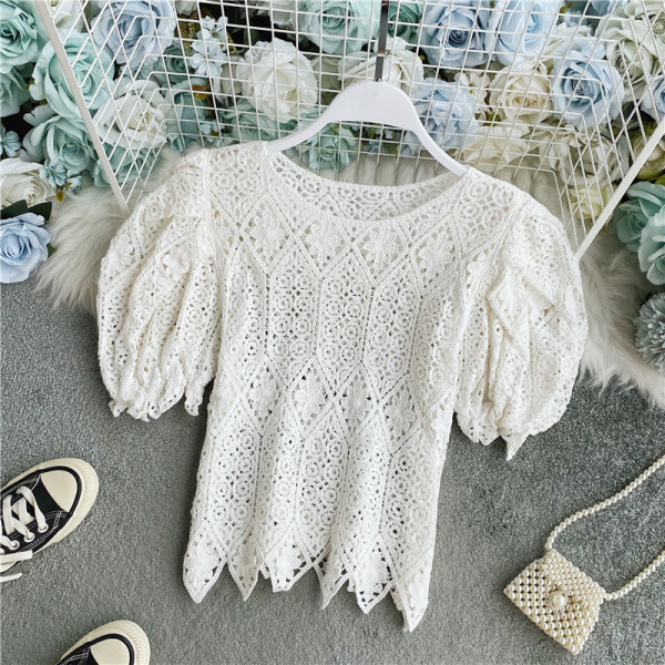 Stiilne pitsiline naiste pluus ovaalse kaelusega ja puhvis varrukatega