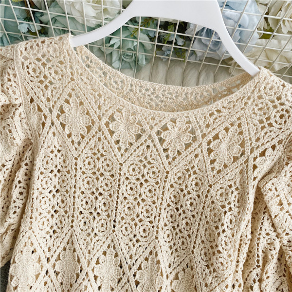 Stiilne pitsiline naiste pluus ovaalse kaelusega ja puhvis varrukatega