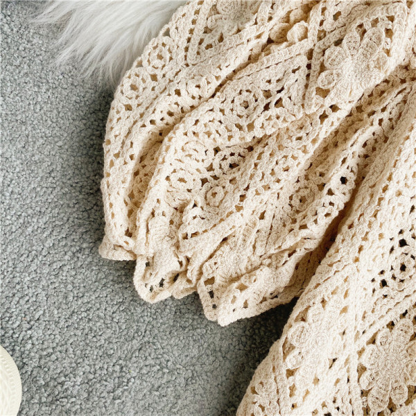 Stiilne pitsiline naiste pluus ovaalse kaelusega ja puhvis varrukatega