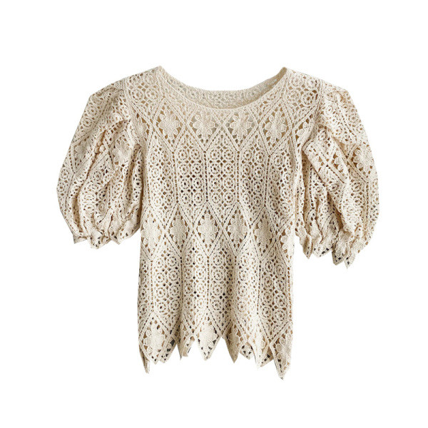 Stiilne pitsiline naiste pluus ovaalse kaelusega ja puhvis varrukatega