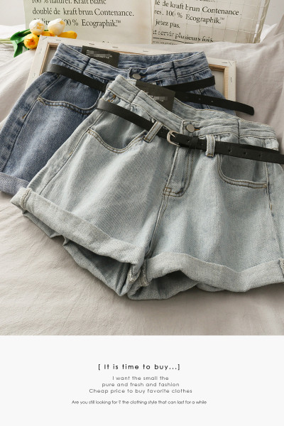 Moodsad kõrge vöökoha ja nahast vööga naiste teksad