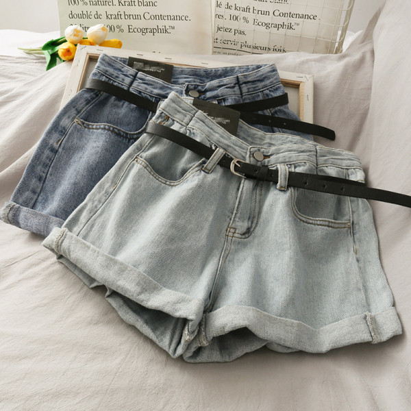 Moodsad kõrge vöökoha ja nahast vööga naiste teksad