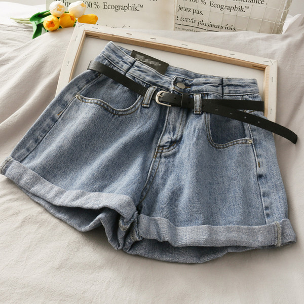 Moodsad kõrge vöökoha ja nahast vööga naiste teksad