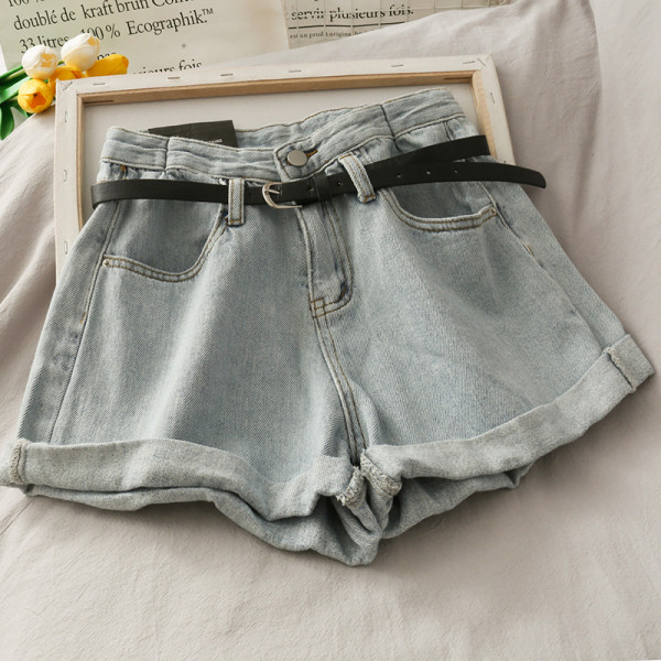 Moodsad kõrge vöökoha ja nahast vööga naiste teksad