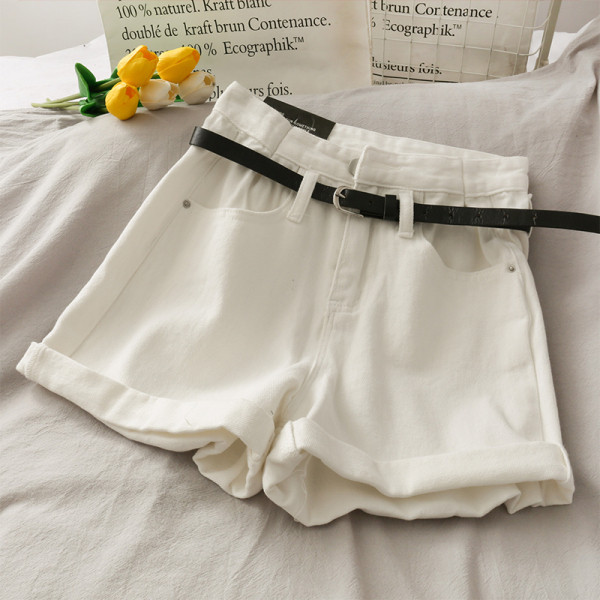 Moodsad kõrge vöökoha ja nahast vööga naiste teksad