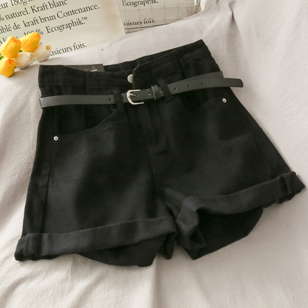 Moodsad kõrge vöökoha ja nahast vööga naiste teksad