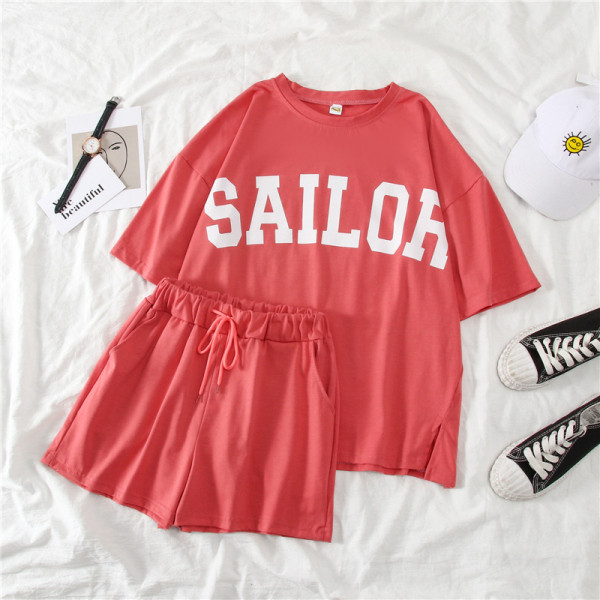 Naiste igapäevane komplekt kahest osast - T-särk ja lühikesed püksid