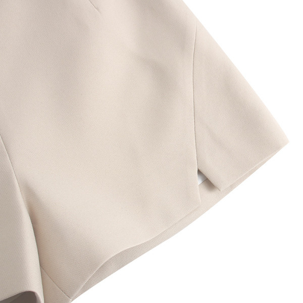 Pantaloni scurți eleganti de damă, cu fante și talie medie-înaltă