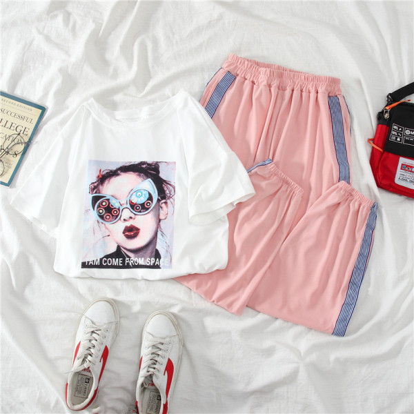 Kétrészes női szett rátéttel és szegéllyel