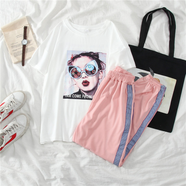 Kétrészes női szett rátéttel és szegéllyel