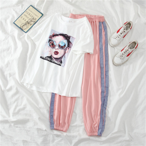 Kétrészes női szett rátéttel és szegéllyel