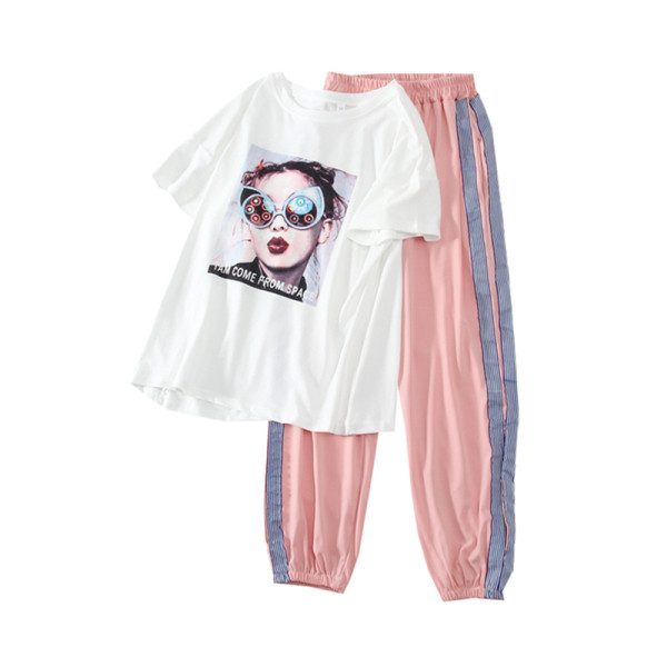 Kétrészes női szett rátéttel és szegéllyel