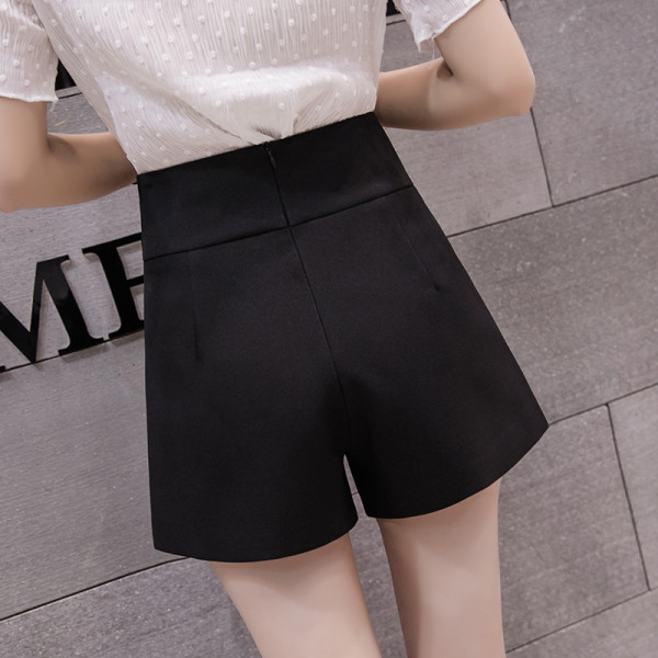 Pantaloni scurti moderni de dama cu element metalic in talie