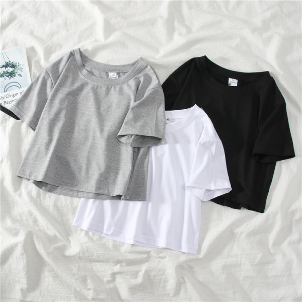 Naiste t-särgi tavaline mudel ümara kaelusega ja lühikeste varrukatega