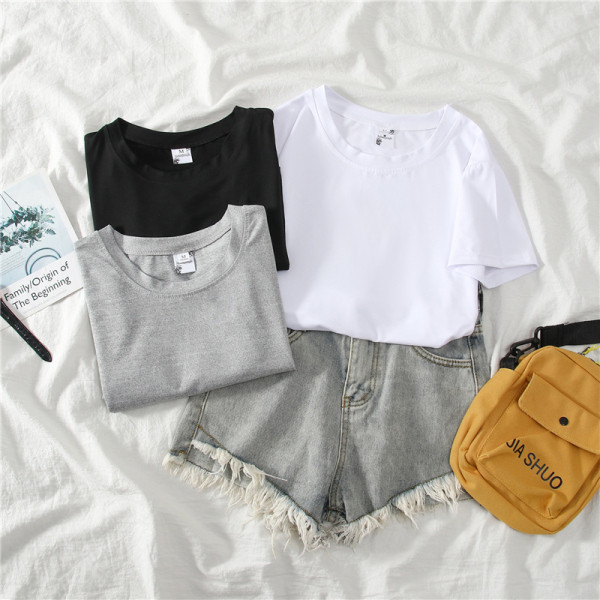 Naiste t-särgi tavaline mudel ümara kaelusega ja lühikeste varrukatega