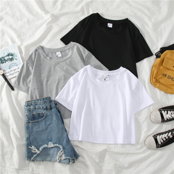 Naiste t-särgi tavaline mudel ümara kaelusega ja lühikeste varrukatega