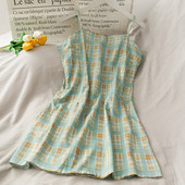 Väljalõigatud naiste roheline peenikeste rihmadega kleit