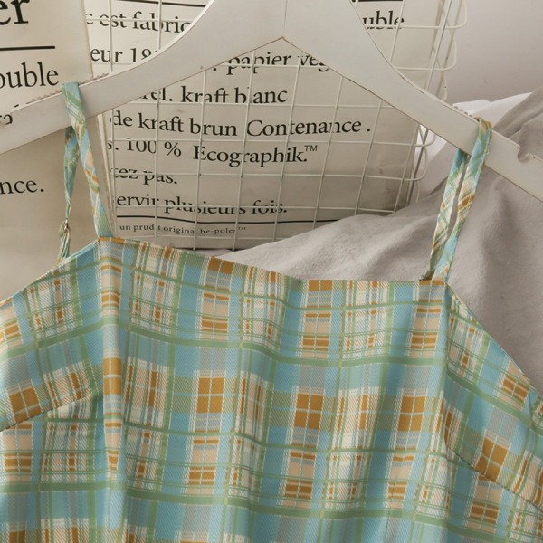 Väljalõigatud naiste roheline peenikeste rihmadega kleit