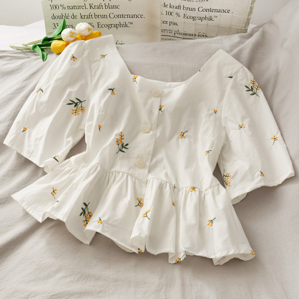 Kivágott női ing 3/4-es ujjal és hímzéssel