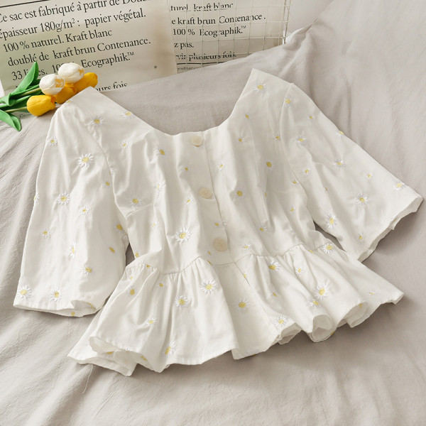 Kivágott női ing 3/4-es ujjal és hímzéssel