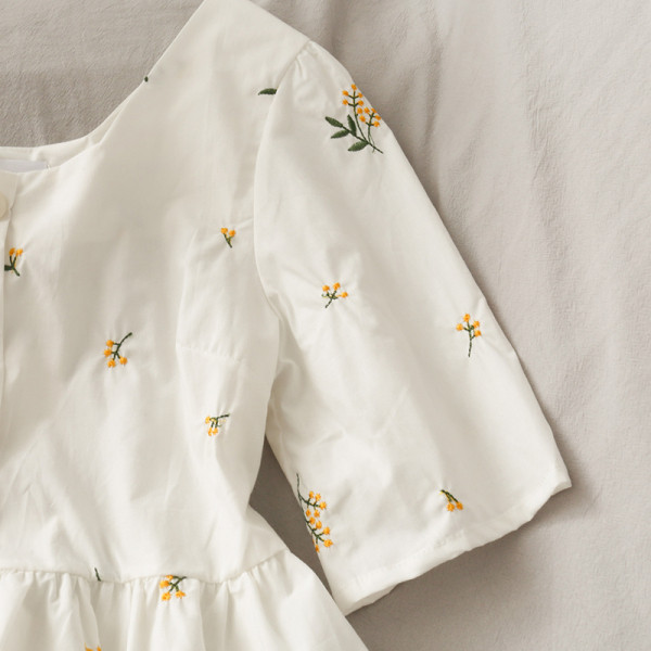 Kivágott női ing 3/4-es ujjal és hímzéssel