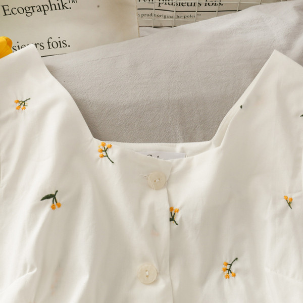 Kivágott női ing 3/4-es ujjal és hímzéssel