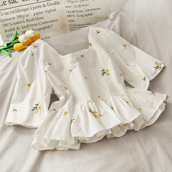 Kivágott női ing 3/4-es ujjal és hímzéssel