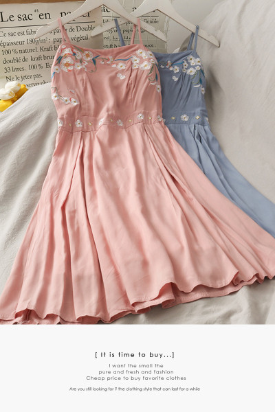 Rochie lunga de dama cu bretele subtiri si broderie