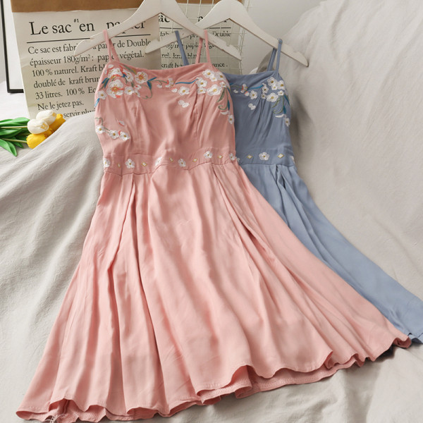 Rochie lunga de dama cu bretele subtiri si broderie