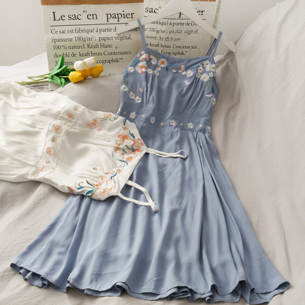 Rochie lunga de dama cu bretele subtiri si broderie