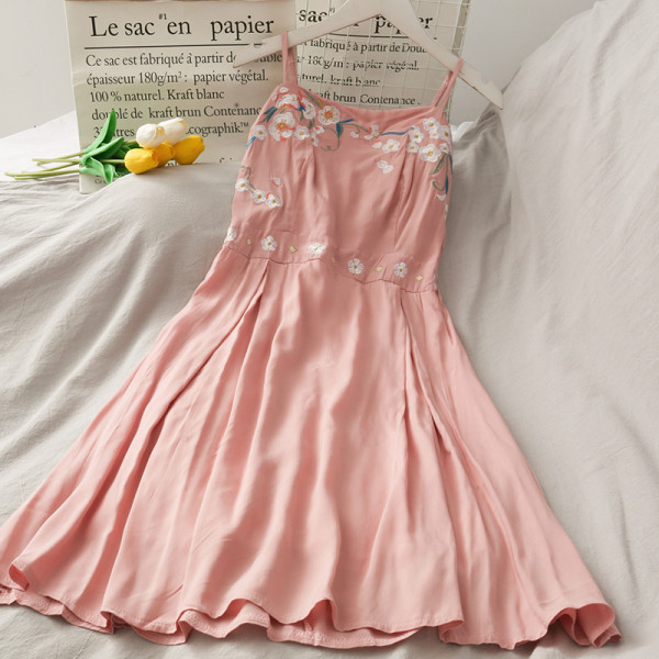 Rochie lunga de dama cu bretele subtiri si broderie