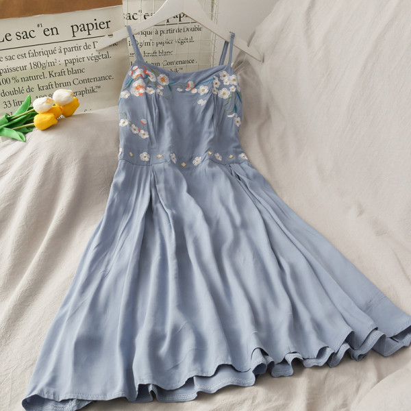 Rochie lunga de dama cu bretele subtiri si broderie