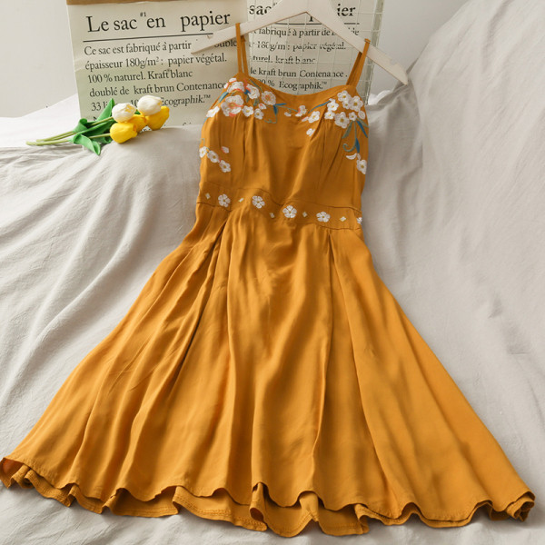 Rochie lunga de dama cu bretele subtiri si broderie