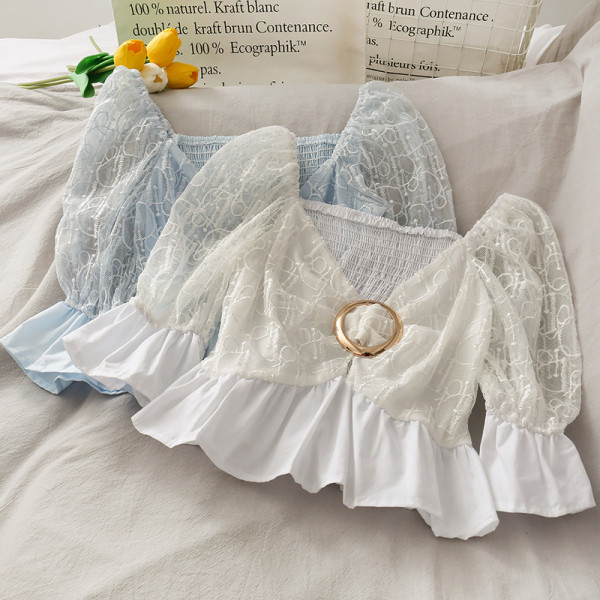 Sieviešu blūze ar špica kakla izgriezumu un metāla elementu